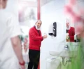 Dozownik Katrin Mini 90182 do ręczników składanych ZZ, mieści 2 pakiety, kolor biały, na ścianie